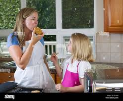Mom cooking child watching hi-res stock photography and images - Alamy