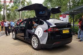 Tesla model x yang hadir di indonesia merupakan tipe 75d, dengan kapasitas baterai 75 kwh yang memiliki daya tempuh 416 km. Taksi Tesla Model X Di Indonesia Mobilnya Mahal Konsumsi Listriknya Irit Duit Gridoto Com