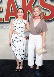 Mae Whitman 5 1 Jane Levy 5 2 Mae Whitman Jane Levy Twin Peaks Premiere