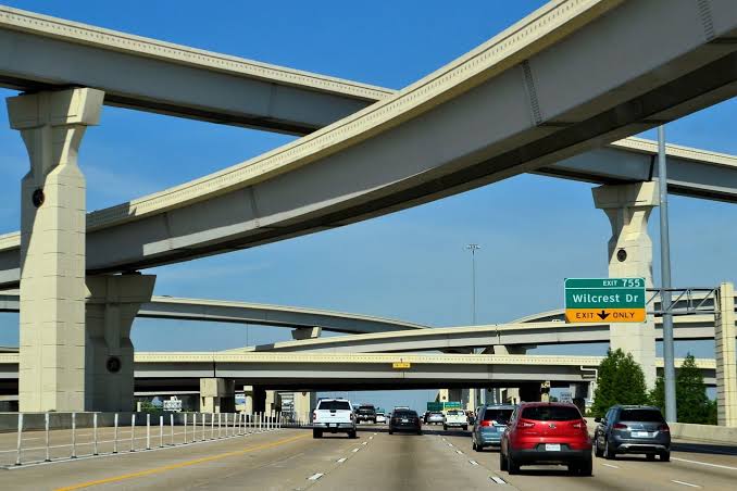 What's The Difference Between a Highway and a Freeway in California? |  Maison Law