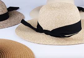 Notre chapeau de soleil révolutionnaire a une barrière uv intégrée qui reflette 80% de la chaleur du soleil et 99% des rayons uv nocifs, vous garde également jusqu'à 20 degrés plus frais. Le Grand Chapeau De Paille Montebello La Selection Parisienne