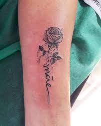 tatuagem delicada de rosa escrita mãe | Tatuagem, Frases para tatuagem feminina, Frases para mae tatuagem