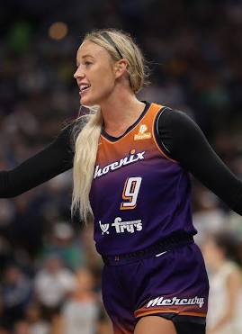 Sophie Cunningham on the hardwood, do AI tạo