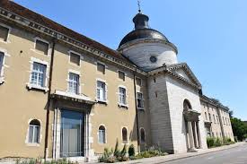 A La Decouverte De Bourg En Bresse Un Couple En Vadrouille Bourg En Bresse Hotel De Ville Rue Pietonne