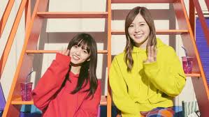 スマートニュース新cm ぎゅー 編に出演する乃木坂46の齋藤飛鳥 左 と白石麻衣 右 黄色 パーカー 乃木坂 乃木坂 写真集