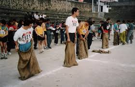 Tinha que haver pelo menos 3 meninas (não querendo parecer sexista, não me lembro de ver rapazes aos saltinhos neste jogo), 2 das quais tinham que servir de. Competicao Jogo Do Saco Jogos Tradicionais Portugueses Jogos Tradicionais Brincadeiras Antigas