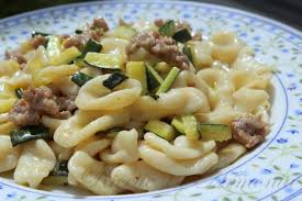 Pasta Zucchine E Salsiccia Con Orecchiette Fresche Ricette In Armonia Ricetta Ricette Cibo Etnico Salsiccia
