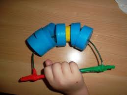 Bricolages Enfants 4ans Made By Nanny Fee Bricolage Instrument De Musique Bouchons De Bouteilles En Plastique Instruments Faits Maison