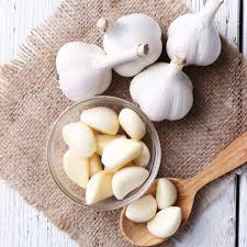 Selain menangkal pilek dan flu, makan bawang putih mentah juga diyakini dapat menurunkan kolesterol, menyehatkan jantung, hingga bawang putih tidak hanya berfungsi sebagai bumbu dapur wajib yang ada di rumah, melainkan juga diyakini bermanfaat untuk kesehatan tubuh anda. 7 Dampak Buruk Kebanyakan Bawang Putih Bagi Kesehatan