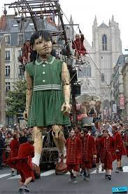 La compagnie royal de luxe est de retour à nantes du 6 au 9 juin 2014. Royal Deluxe Theatre Burattini Bambole Immagini