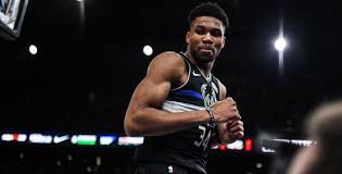 Η δεύτερη έχει όσα θα ήθελε μια γυναίκα, αλλά θα ήθελε πολύ ένας άντρας να την αγαπήσει γι' αυτό που είναι και όχι για την εξωτερική εμφάνιση και το σώμα της. Giannhs Antetokoynmpo Anoigoyn Sampanies Sth Geitonia Toy Sta Sepolia Binteo