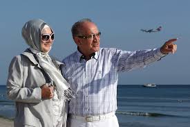 Gazeteci,yazar, ve siyasetçi olan ayhan bilgen hdp kars milletvekili ve parti sözcüsüdür. Istanbul Saltanatindan Hainler Mezarligi Na Kadir Topbas Kimdir Kronos News Bagimsiz Haber Sitesi