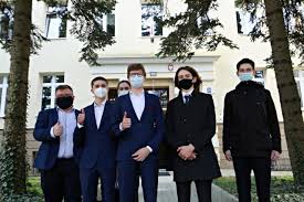 Uczniowie zmagać się będą z arkuszami przygotowanymi przez centralną komisję egzaminacyjną. Hnv9qq2yeqnntm