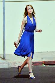 La la land, is a musical about an aspiring actress played by emma stone and a jazz musician played by ryan gosling try to advance their careers in for all its echoes and allusions, la la land is too lively and too earnest for mere pastiche. Emma Stone Konigsblau Neckholder Kleid Mit V Ausschnitt Im Film La La Land Thecelebritydresses