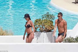 Cristiano ronaldo, infatti, ha scelto proprio la splendida località greca per il fuoriclasse portoghese, infatti, è a costa navarino per rilassarsi con la sua famiglia dopo le fatiche. O Kristiano Ronalnto Sto Costa Navarino Me Thn Georgina Rodriguez 15minutes