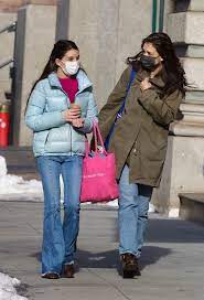 Bien que cela n'ait pas empêché l'actrice de passer du temps avec sa fille, suri cruise. Katie Holmes Avec Ses Longs Cheveux Bruns Sa Fille Suri Cruise Est Son Sosie A Bientot 15 Ans Elle Est Aussi Grande Que Sa Mere