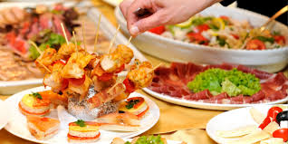 Johnny mezzanotte ti aspetta per un aperitivo x2 ad un prezzo conveniente. Buffet Apericena E Un Buffet Con Aperitivo A Cena E Cocktail Rinforzato Della Pepe Catering Di