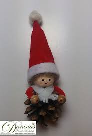 Weihnachtswichtel Bringfreud Die Figur Aus Kiefernzapfen Ist Eine Bezaubernde Geschenkidee Fur Ki Weihnachtswichtel Basteln Weihnachten Weihnachtszeit Basteln