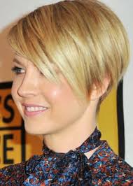 Bob frizura na nogi (24 fotografij): značilnosti kratke bob pričeske, s  podaljšanjem in šiška, pogled od zadaj na frizuro