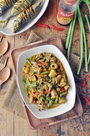 Sotong sebagai menu asas masakan dalam keluarga saya lebih kepada sotong masak sambal. Sotong Goreng Kunyit Basah Qasey Honey