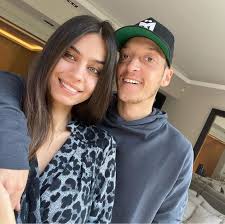 Dünyaca ünlü futbolcu mesut özil ile türkiye eski güzeli amine gülşe, i̇stanbul'daki nikah töreninin ardından 2019 yılında dünya evine girdi. Mesut Ozil Ve Amine Gulse 219 Cocugu Sevindirdi Samdan