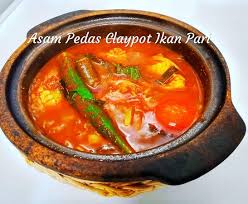Tapi ikan pari yang digunakan ialah yang jenis isinya melekat di tulang. Asam Pedas Claypot Ikan Pari Picture Of Restaurant Mydapur Kitchen Pontian Kecil Tripadvisor