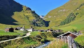 Steingedeckte walserhäuser und das thermalbad des architekten zumthor prägen das dorf. Wandern In Vals In Der Almenregion Gitschberg Jochtal