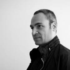 Murat uras ise ablası yasemin'le birlikte hareket. Emir Uras Adorno