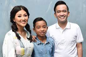 Ruben onsu tetap menjadikan pendidikan sebagai prioritas utama meski sukses dalam karir. Rayakan Imlek Pertama Betrand Peto Mendapat Nama Cina Dari Ruben Onsu Tabloidbintang Com