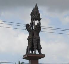 Tugu pamulang viral setelah sebuah foto perbedaan tugu dengan desain awal yang disandingkan dengan realisasinya diunggah di salah satu akun instagram @lambe_turah. Tugu Mauk Dalam Catatan Sejarah Pahlawan Otto Iskandar Dinata