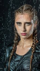 Regen hinterlässt Spuren auf der Haut., Licht verstärkt, was bereits da  ist., Farben sprechen leise,, doch ehrlich., Kein inszenierter Moment., Nur  Präsenz., Nur Gefühl., Ein Bild, das nicht erklärt ...