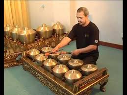 Gamelan merupakan himpunan alat muzik seperti bonang, gambang, gendang dan gong. Keromong Atau Bonang Gamelan Melayu Youtube