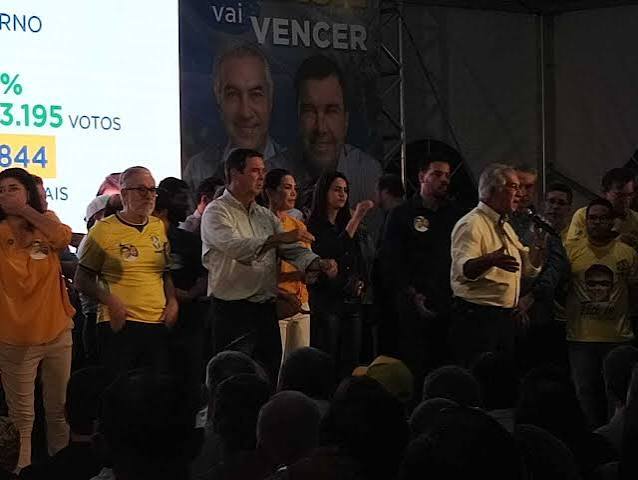 Meta de 70% para Flávio Bolsonaro mobiliza prefeitos em MS