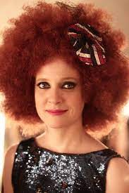 Telling white women with straight hair that, they too, can have an afro is a slap in the face to the black women and people of color who 1) know those curls are not an afro and 2) have actual afros and have been catching backlash for them for a very long time. Red Head Afro White Girl Afro Permed Hairstyles White Girl Afro Modern Hairstyles