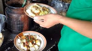 Kupat tahu bandung adalah jajanan khas kota kembang yang biasa disajikan di waktu sarapan. Menikmati Kuliner Legendaris Tahu Kupat Pak Gombloh Solo Yang Jadi Langganan Gatot Nurmantyo Halaman 2 Tribun Solo