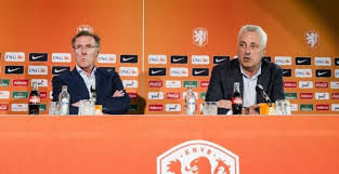 In zaaltjes gaan tante sjaan en ome han knuffelen na een paar borrels. Heb Met Plaatsvervangende Schaamte Naar De Knvb Persconferentie Zitten Kijken Voetbalprimeur Nl