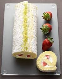Biscuit Roule A La Fraise Pour 6 Personnes Recettes Elle A Table Recette Recette Avec Des Fraises Biscuit Roule Recette Biscuit Roule