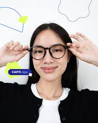 Buat kamu yang punya bentuk muka yang bulat dan berukuran sedang-besar,  cocok nih pake Myki Loly Eyewear 🐈 Kacamata model cat eye dengan lensa  besar dan frame tipis ini bisa uplift wajah
