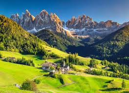 | the jagged, deeply fissured picos de europa straddle southeast asturias, southwest cantabria and northern castilla y leã³n, offering some of spain's finest walking country â and some of europe's most spectacular mountain scenery. Escapada A Los Picos De Europa Todo Lo Que Debes Saber