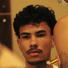 Desfile Atemporize Equipe: @atemporize Produção de moda: @v.enna,  @malureisxz, @ana_ka88 e @kyolovrr Fotografia e edição: @jeavelino.foto  @muriloalbertofotografia Modelos: @thejonaz Beleza:  @makeup.by_luanacristine @isa.ivanovhair Styling/edição ...