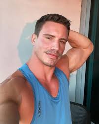 Empresária diz que modelo encontrado morto aos 35 anos pode ter caído de  apartamento enquanto tirava selfie