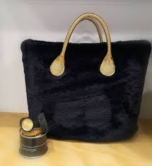 For the week (7 days). O Bag Con Cover Fluffy In Ecopelliccia Nera E Manici Dorati Prezzo 159 Euro Lei Trendy Maniche Bago Nero