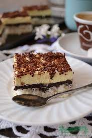 Cand este gata se lasa sa blatul se taie cubulete potrivite si se trece fiecare bucata prin glazura de cacao apoi se tavalesc prin nuca de cocos. Pin On Bucataresele Vesele Retete Culinare