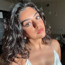 Leigh Leal's Instagram, Twitter & Facebook