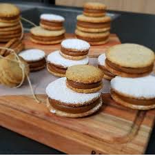 Receta De Ayer En Comotodonet Muchos La Pidieron Aca Van Los Alfajores De Almend Muffins De Harina De Almendra Harina De Almendras Recetas Reposteria Recetas