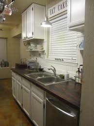 Si bien las bancadas o mesadas de madera son ideales para cocinas blancas , hay que para cambiar la encimera de cocina debemos tener en cuenta dos partidas o presupuestos. Paso A Paso Para Una Encimera De Madera En La Cocina Guia De Manualidades