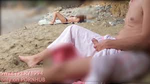 Tini csaj kiveri a perverz pasinak a strandon