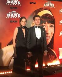 .ve babasını kaybetmiş, intiharı bile düşünecek kadar zor günlerden geçen aysel'in (demet özdemir) hayattaki en büyük tutkusu dans etmektir. Sen Kiminle Dans Ediyorsun Un Galasi Yapildi