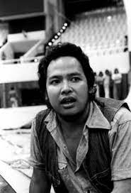 Sebagai contoh, seorang pemusik menuangkan air dari kendi ke sebuah tembikar dari. Harry Roesli Onesgamelan S Weblog