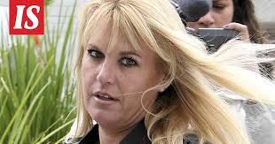 Arnold Schwarzeneggerillä toinenkin lehtolapsi? Lentoemäntä kiistää